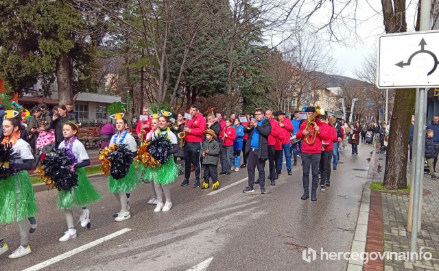 Mostar u bojama karnevala: Rasplesani junaci djetinjstva prodefilirali gradom