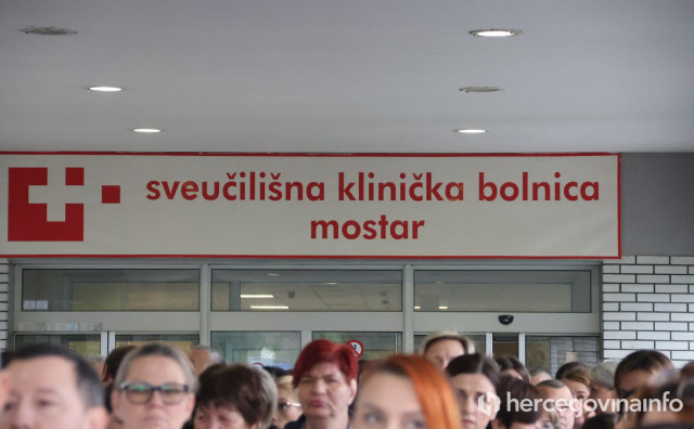 Mirno okupljanje zdravstvenih djelatnika ispred SKB Mostar