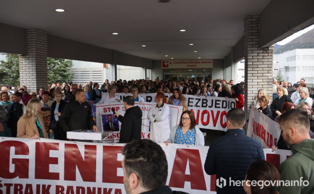 Mirno okupljanje zdravstvenih djelatnika ispred SKB Mostar