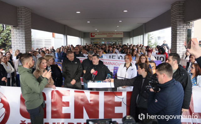 Mirno okupljanje zdravstvenih djelatnika ispred SKB Mostar