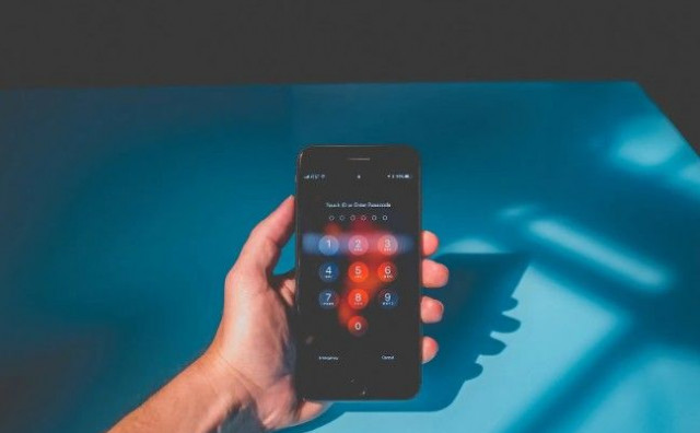 Mladić u Ljubuškom otključao stričev mobitel i sebi prebacio skoro 4.000 maraka