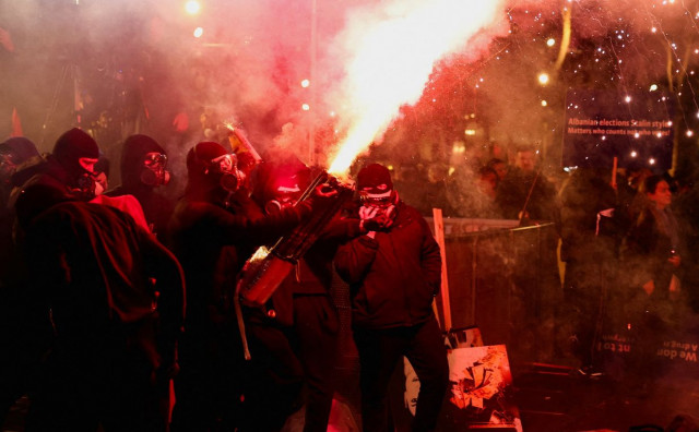 Molotovljevi kokteli i vodeni topovi: Tisuće na ulicama Tirane traže pad vlade Edija Rame