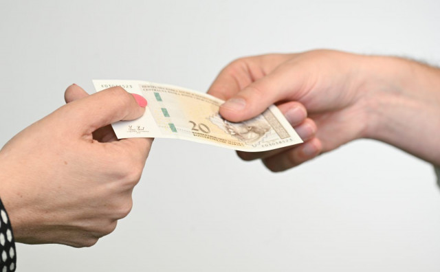 Muškarac kažnjen s 1.500 KM jer je policajcima ponudio 20 KM