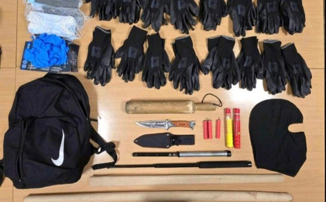 Uhićeno šest navijača, oduzeti noževi i puška