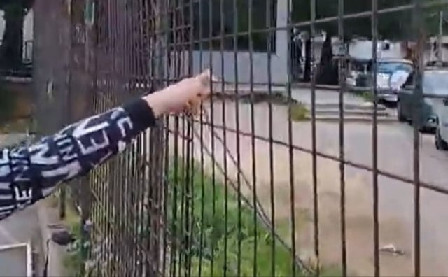 Opasna ograda na igralištu OŠ A.B. Šimića u Mostaru