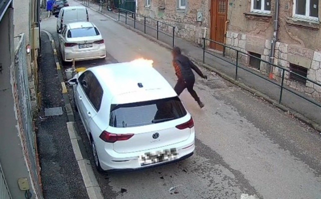 Muškarac u centru Sarajeva usred dana zapalio automobil