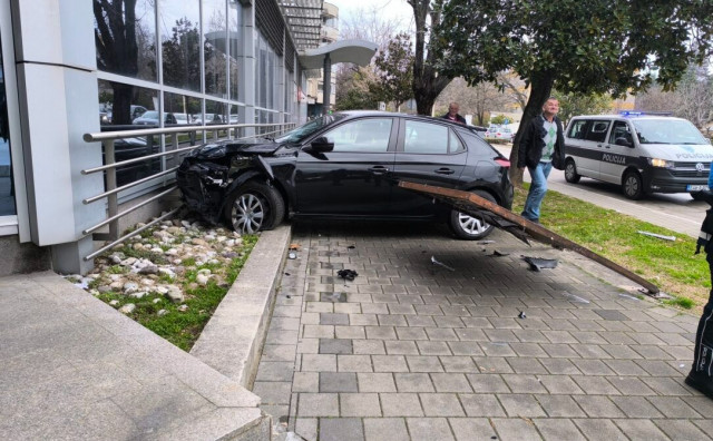 Automobilom se zabila u zgradu Pošte u Čapljini