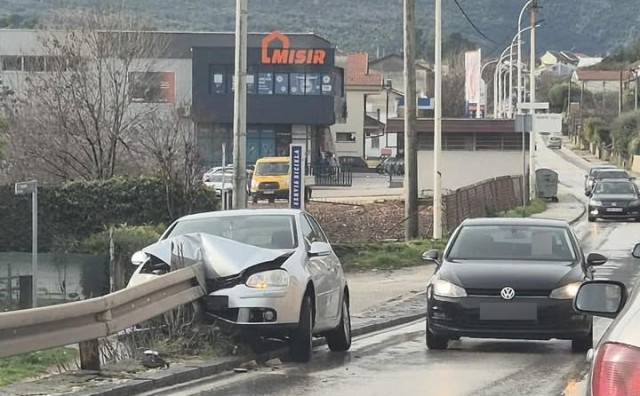 Vozilo se zabilo u zaštitnu ogradu u Čapljini