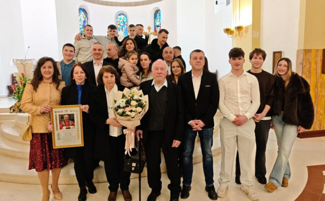Ruža i Mate Kelava iz Tomislavgrada proslavili 60 godina braka, iz Rima im došao poseban dar