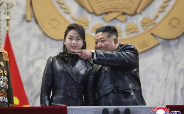 Sjevernokorejski diktator sa sobom svugdje vodi tinejdžericu. Je li mu to nasljednica?