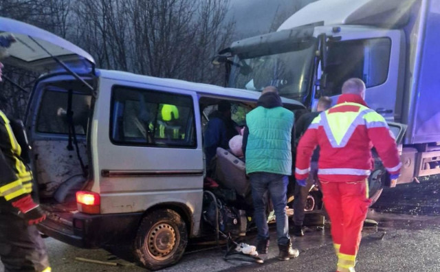 U prometnoj nesreći kod Sarajeva poginula jedna osoba, šest ozlijeđenih