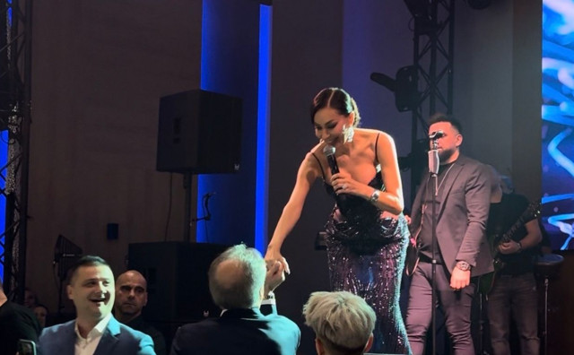 Mamić pleše u prvom redu na Jahorini na koncertu Cece Ražnatović, potom joj ljubi ruku