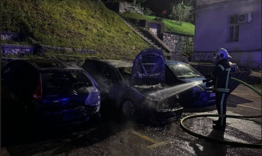 Požar na automobilima u Mostaru