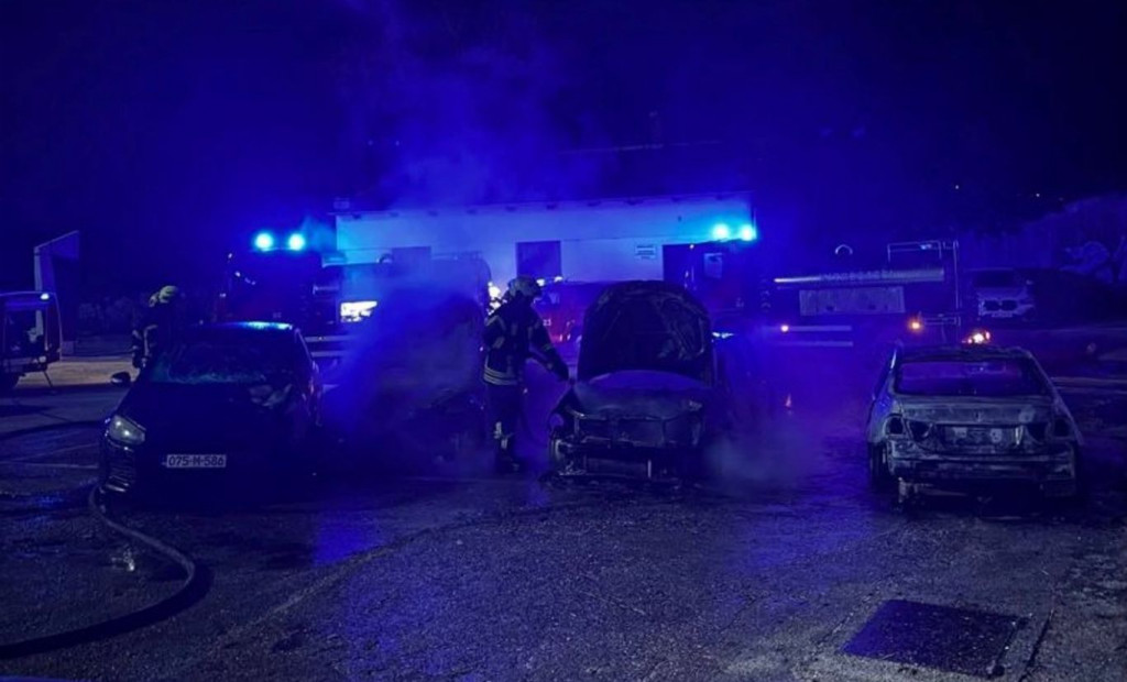 Požar na automobilima u Mostaru
