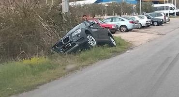 BMW izletio s ceste u Vitini i završio u kanalu
