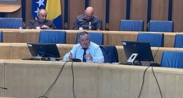 Miro Džakula pred parlamentom