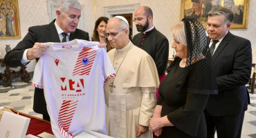 Papa Lav dobio dres Zrinjskog