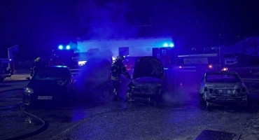 Požar na automobilima u Mostaru