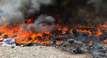 Požar na divljoj deponiji