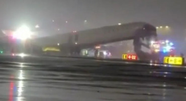 Zbog sudara aviona i vozila na pisti obustavljeni letovi na aerodromu u New Yorku