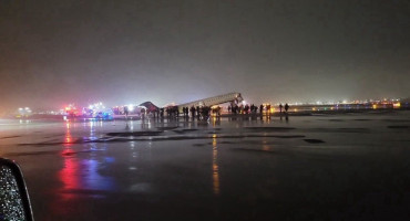 Zbog sudara aviona i vozila na pisti obustavljeni letovi na aerodromu u New Yorku