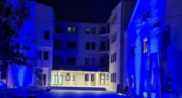 Zgrada MUP-a ŽZH osvijetljena plavom bojom