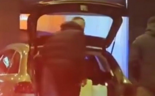 Građani BiH s benzinskih nose gorivo u bidonima zbog straha od naglog poskupljenja