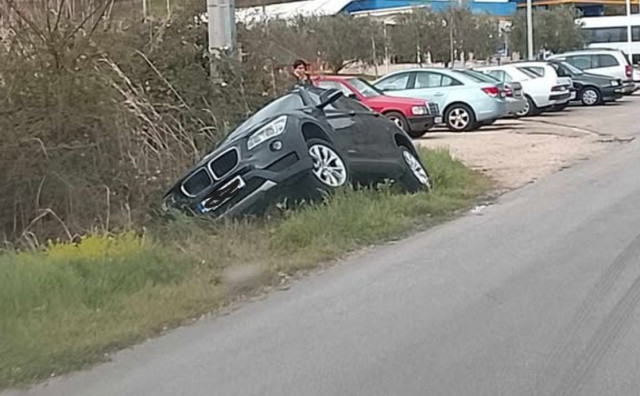 BMW izletio s ceste u Vitini i završio u kanalu