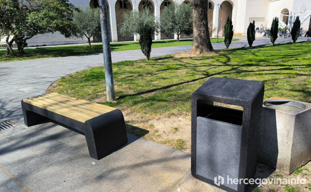 Postavljene klupe i kante na novoj šetnici u Mostaru