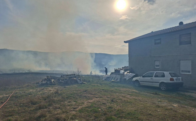 Na Kočerinu požar došao do kuća, vatrogasci pravovremeno reagirali