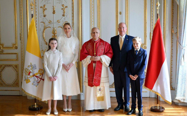 Papa im stigao nakon 500 godina, kraljica Charlene jedna od rijetkih koja nosi bijeli veo