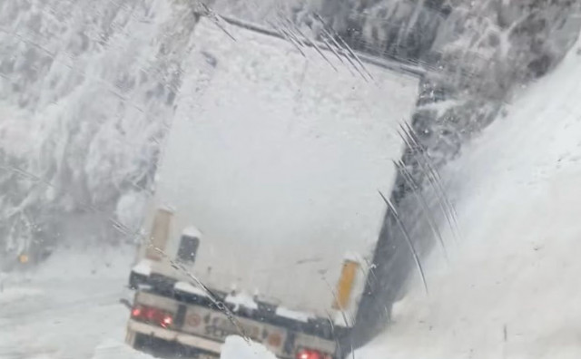 Snijeg i led blokirali promet za teretna vozila na dionici Kupres – Koprivnica