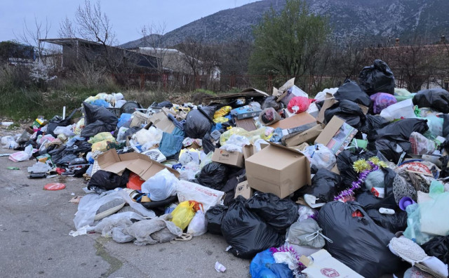 Komunalni kolaps u mostarskom naselju Orlac, otpad blokirao nogostup i dio prometnice, mještani traže hitnu reakciju