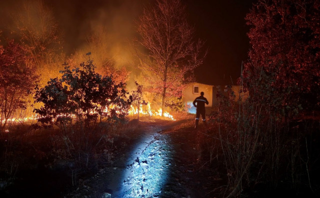 Vatrogasci ugasili požar koji je prijetio lovačkim kućama