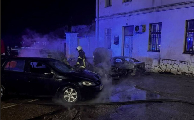 Više vozila izgorjelo u dvorištu škole na Konaku u Mostaru