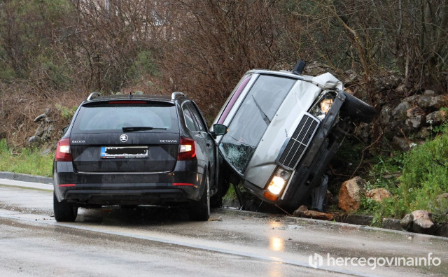 Maloljetnica teško ozlijeđena u sudaru kod Čapljine, tri osobe s lakšim ozljedama