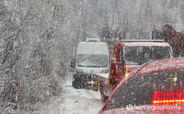 Slijetanje kombija na cesti Mostar - Nevesinje