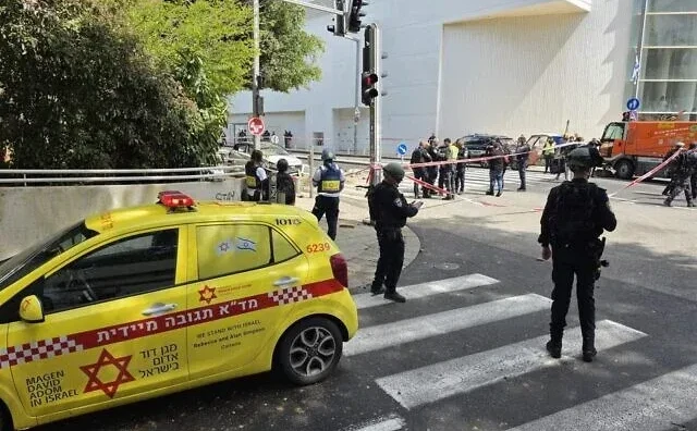 Iran napao Tel Aviv: Ranjeno 15 ljudi, Izrael tvrdi da je korištena kazetna bojeva glava