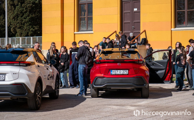 Učenici Gimnazije Mostar osjetili budućnost mobilnosti i svijet elektrificiranih automobila