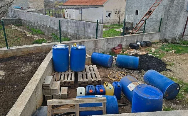 Pretresi u Hercegovini: Policija zaplijenila 2.000 litara goriva i cigarete