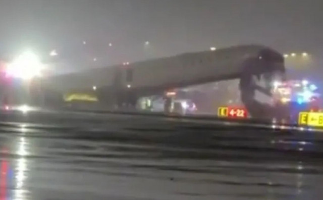 New York: Pilot i kopilot poginuli u udaru zrakoplova u vatrogasno vozilo