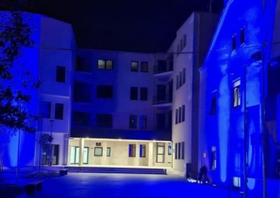 Zgrada MUP-a ŽZH osvijetljena plavom bojom u znak sjećanja na poginule policajce