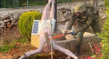 Izraelski vojnik razbija kip Isusa