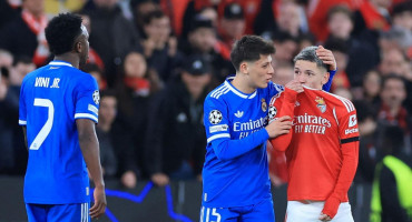 Nogometaši prekrivanje usta