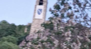 Sahat-kula Počitelj, zastava s ljiljanima