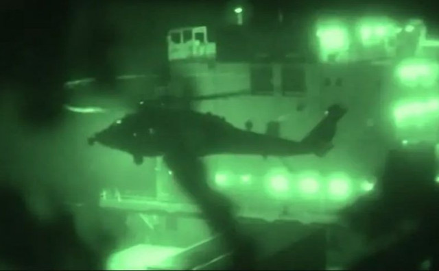 Pogledajte kako američki marinci iz helikoptera upadaju na iranski brod