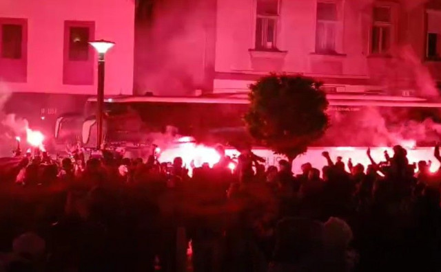 Ludnica u Širokom Brijegu, košarkaši dočekani uz baklje i vatromet
