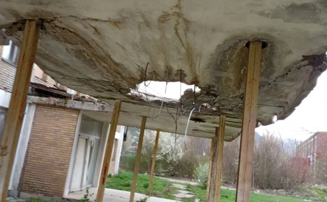 Nadstrešnica Doma zdravlja u Glamoču pred urušavanjem, reakcije nema