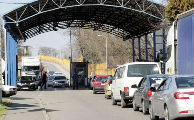Duge kolone vozila na izlazu iz BiH