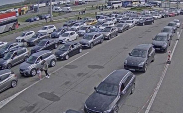 Kilometarske kolone i višesatna čekanja na ulazu u Hrvatsku